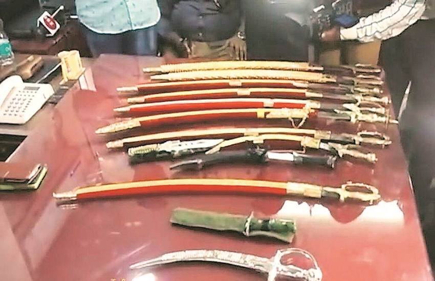 फ्लिपकार्ट से मंगाया गया तलवारों का जखीरा। (एक्‍सप्रेस फोटो)