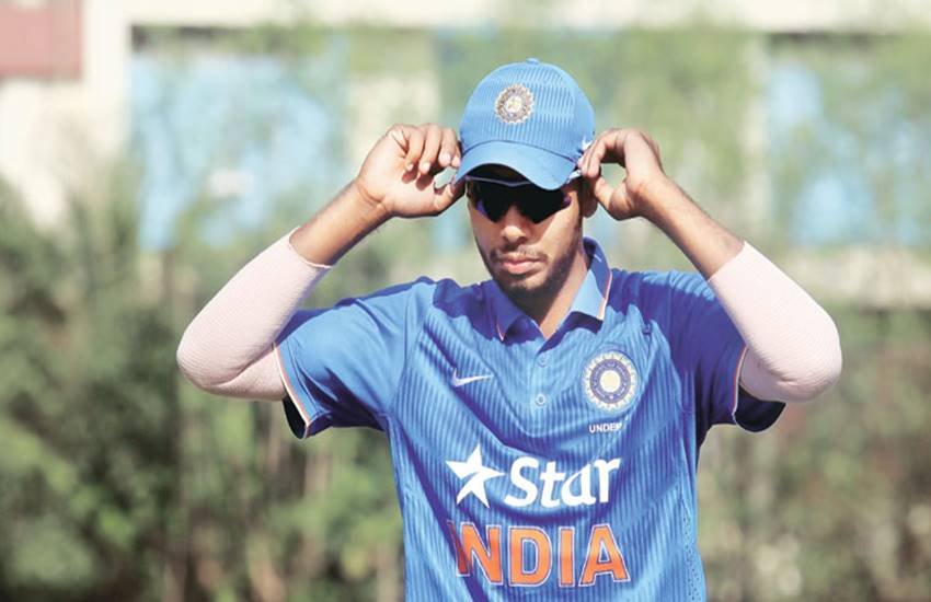 तेज गेंदबाज आवेश खान को इस बात का अफसोस है कि उनकी गेंद पर चेन्नई सुपर किंग्स के कप्तान महेंद्र सिंह धोनी का कैच छूट गया था। 