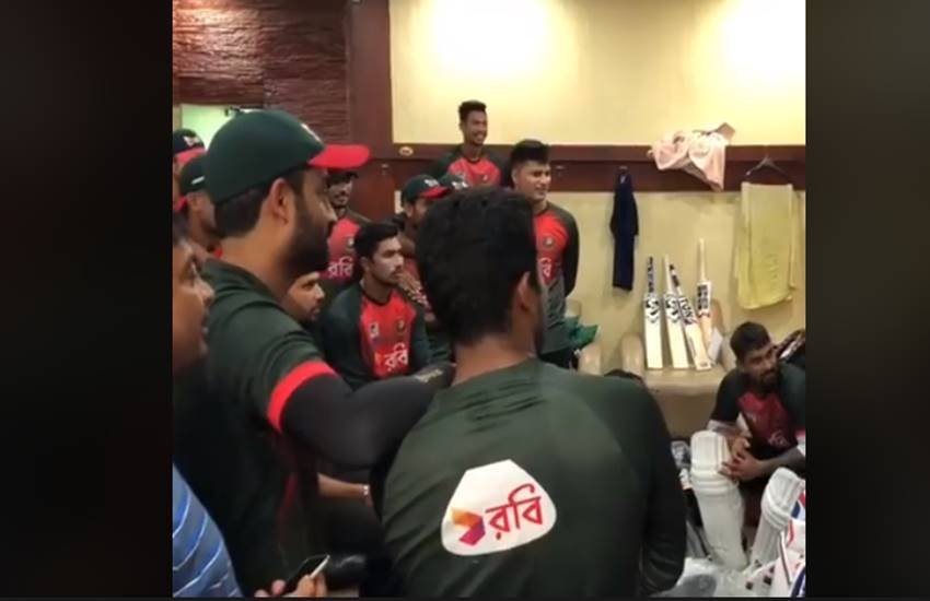 मैच देखते हुए बांगलादेशी खिलाड़ी। (फोटो सोर्स- स्क्रीनशॉट)