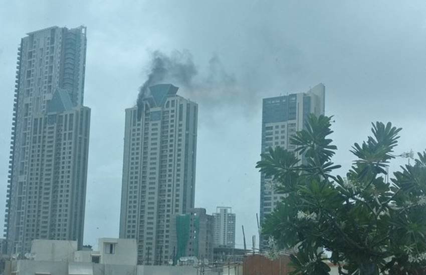 Beaumonde Towers Mumbai Fire Live: शुरुआती रिपोर्ट्स के अनुसार, बिल्डिंग के 33वें माले पर आग लगी है।