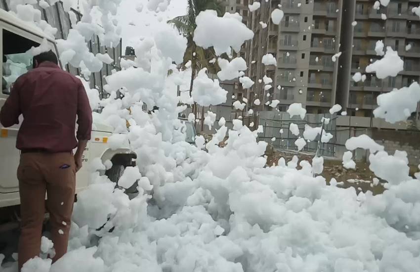  बेंगलुरू की बेलंदूर झील (Photo-YOUTUBE)