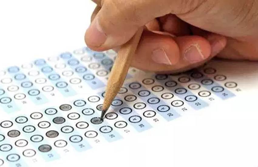 BSEB, Bihar Board 10th Result 2018 Date and Time:स्कूल के एक अधिकारी छत्तू सिंह और गार्ड आस पूजन सिंह को गिरफ्तार किया गया है।