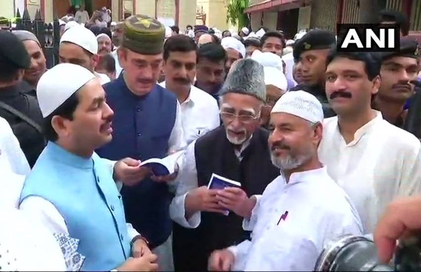 बीजेपी नेता शाहनवाज हुसैन, कांग्रेस नेता गुलाम नबी आजाद और पूर्व उपराष्ट्रपति हामिद अंसारी ईद की नमाज के बाद साथ में। (फोटो सोर्स- एएनआई)