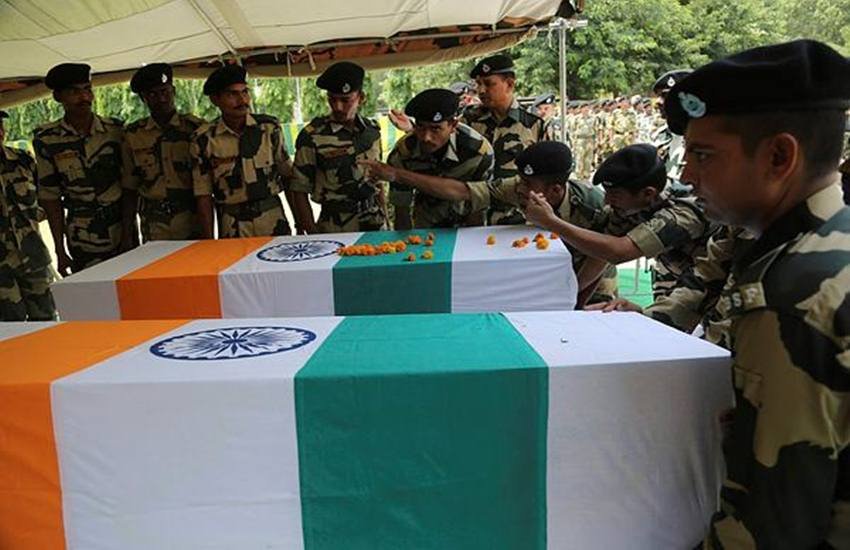 पाकिस्तान द्वारा संघर्षविराम उल्लंघन में शहीद हुए सीमा सुरक्षा बल (बीएसएफ) के जवान देवरिया निवासी सत्यनारायण यादव व फतेहपुर के जवान विजय कुमार पांडेय का पार्थिव शरीर उनके पैतृक गांव ला गया है। (Photo_ AP)