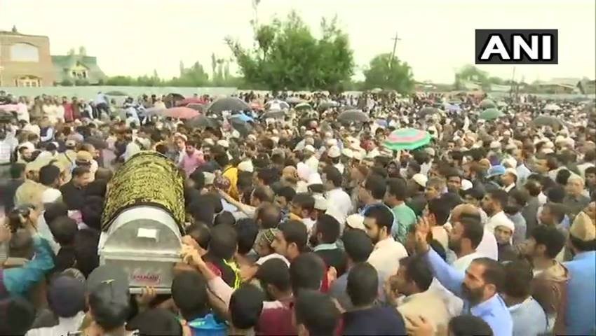 mohammad kaif, tweet, sacrifice, army man, aurangzeb, people, reacts, twitter,Shujaat Bukhari, editor Shujaat Bukhari, rising Kashmir, Pakistan, UN report on Kashmir, UN report, former Jammu Kashmir cm omar abdullah, Hindi news, News in Hindi, Jansatta"