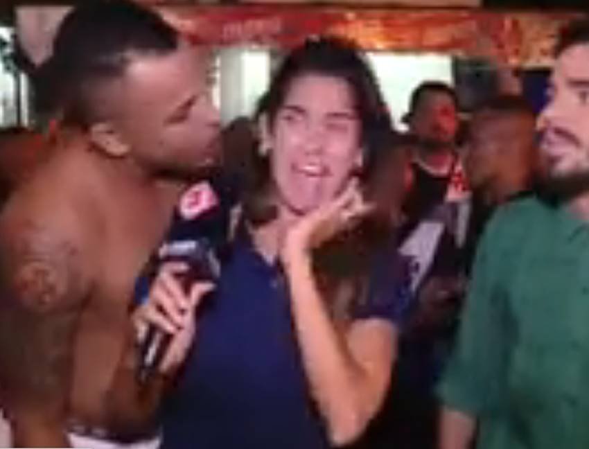 फीफा की रिपोर्टिंग के दौराम महिला पत्रकार से छेड़छाड़ फीफा की रिपोर्टिंग के दौराम महिला पत्रकार से छेड़छाड़