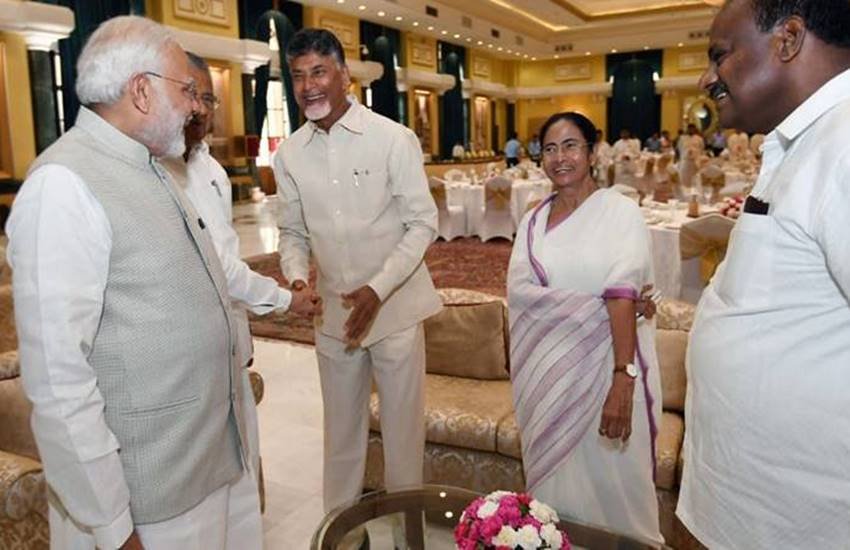 नीति आयोग की संचालन परिषद की बैठक के इतर बंगाल की मुख्यमंत्री ममता बनर्जी, आंध्र प्रदेश के मुख्यमंत्री चंद्रबाबू नायडू, केरल के मुख्यमंत्री पिनरायी विजयन और कर्नाटक के मुख्यमंत्री एचडी कुमारस्वामी ने प्रधानमंत्री से इस संकट का समाधान निकालने का आग्रह किया