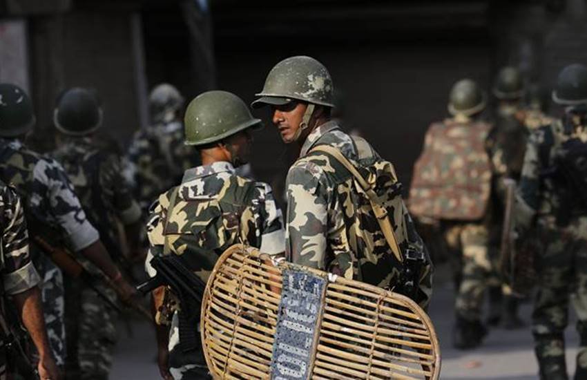 बीते एक महीने में आतंकवादी घटनाएं बढ़ीं, सुरक्षाबलों के कई सिपाही हताहत हुए। पत्रकार शुजात बुखारी की हत्या कर दी गई। पाकिस्तान की तरफ से भी हमले हुए। 