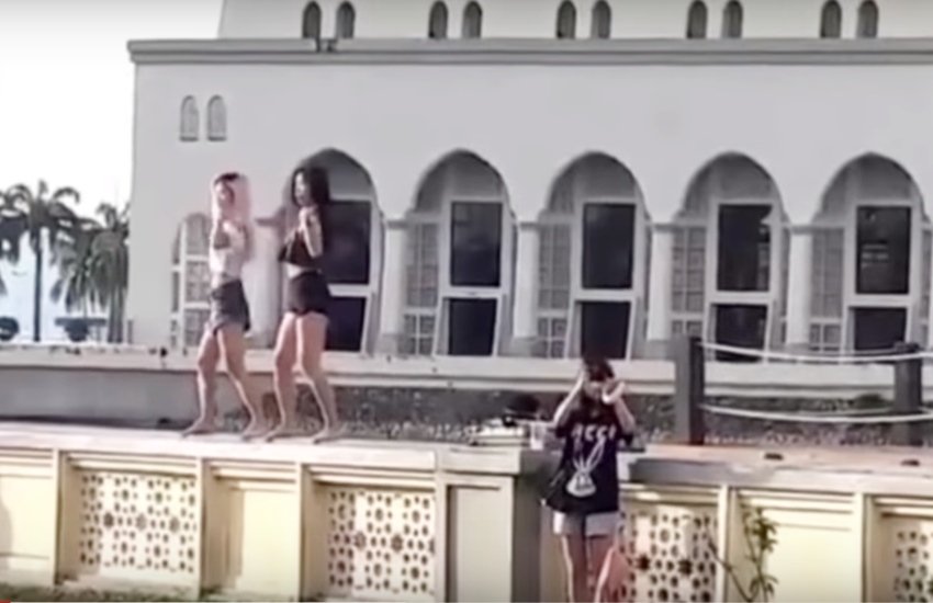 मलेशिया में मस्जिद के बाहर डांस करती लड़कियां (फोटो सोर्स- वीडियो स्क्रीनशॉट)