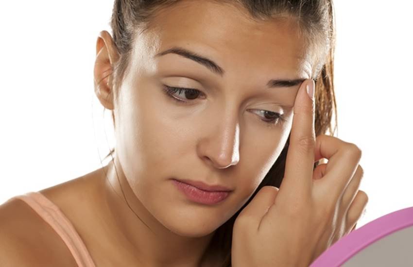 आंखों के नीचे काले धब्बे हों या आंखों में सूजन आ गई हो, इन सारी समस्याओं से निजात पाने के लिए आप कुछ आसाना घरेलू नुस्खों का इस्तेमाल कर सकते हैं।