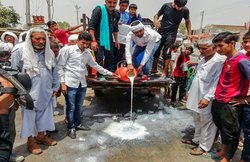आंदोलन के बीच केंद्रीय मंत्री ने कहा- किसान पूरी तरह संतुष्ट, खट्टर बोले- दूध-सब्जी न बेचकर खुद करेंगे नुकसान