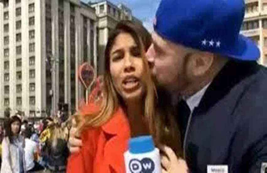 विश्व कप के दौरान महिला पत्रकार को चुंबन देने वाले ने माफी मांगी 