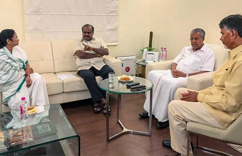 पश्चिम बंगाल की मुख्यमंत्री ममता बनर्जी, आंध्र प्रदेश के सीएम चंद्रबाबू नायडू, केरल के सीएम पी विजयन और कर्नाटक के सीएम एच डी कुमारस्वामी बैठक करते हुए। पश्चिम बंगाल की मुख्यमंत्री ममता बनर्जी, आंध्र प्रदेश के सीएम चंद्रबाबू नायडू, केरल के सीएम पी विजयन और कर्नाटक के सीएम एच डी कुमारस्वामी बैठक करते हुए।