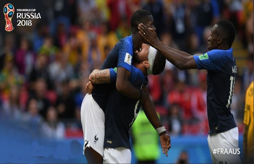 पोग्बा को बधाई देते साथी खिलाड़ी। (Photo Courtesy: FIFA)