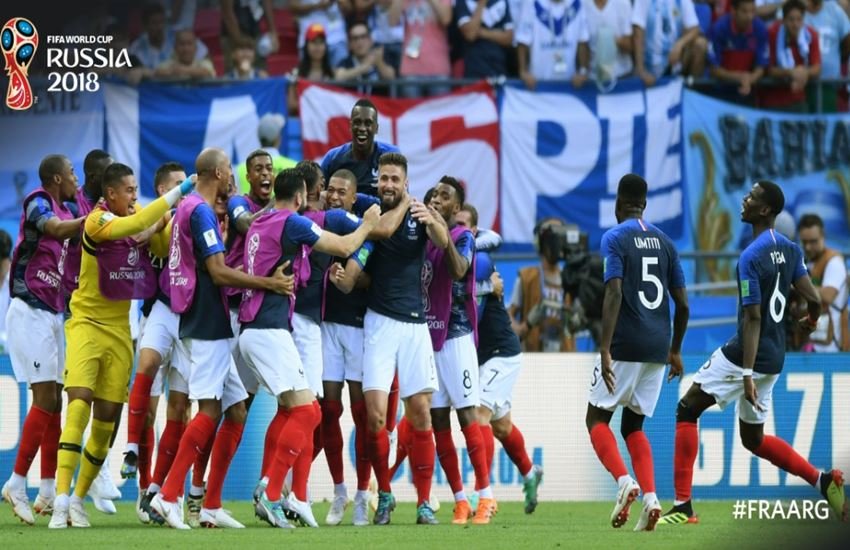 जीत का जश्न मनाती फ्रांस की टीम। (Photo Courtesy: FIFA)