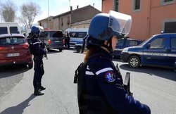 ‘अल्लाहू अकबर’ चिल्‍लाते हुए महिला ने किया हमला, दो लोग घायल