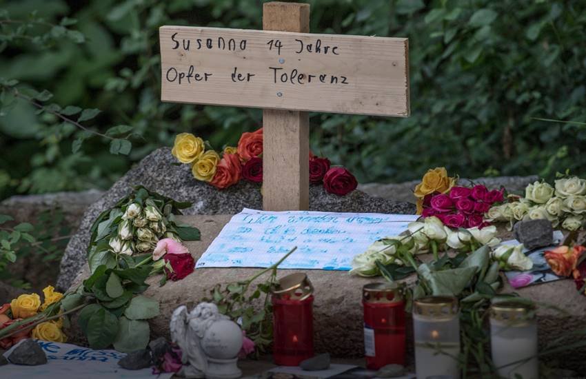 14 साल की बच्ची के साथ हुए इस घिनौने अपराध के बाद लोगों का गुस्सा उफान पर है। (फोटो सोर्सः डॉयचे वेले) 14 साल की बच्ची के साथ हुए इस घिनौने अपराध के बाद लोगों का गुस्सा उफान पर है। (फोटो सोर्सः डॉयचे वेले)