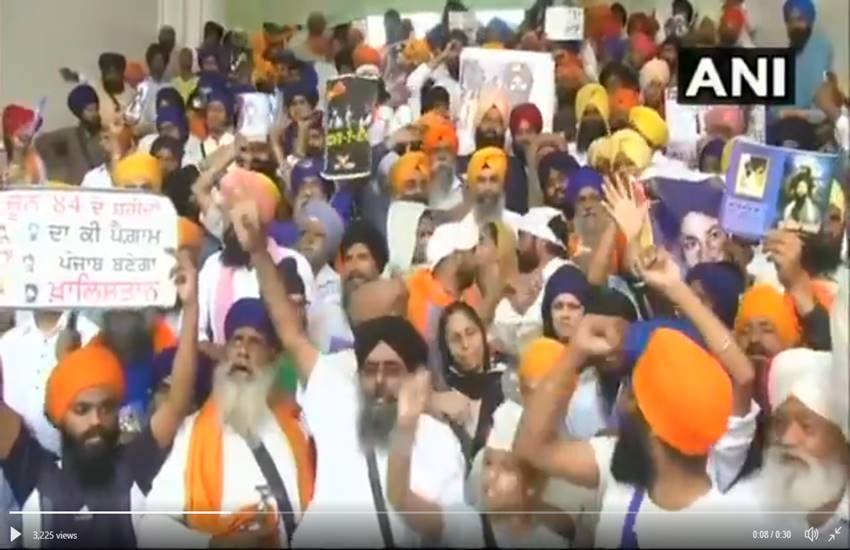 अमृतसर के स्वर्ण मंदिर में खालिस्तान के समर्थन में लगे नारे।