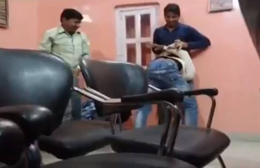 विचाराधीन कैदियों को पीटे जाने वाले वीडियो से लिया गया स्क्रीनशॉट।
