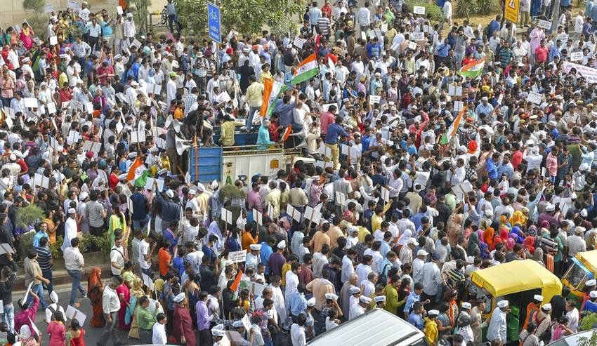 केजरीवाल, उपमुख्यमंत्री मनीष सिसोदिया और अन्य मंत्री सत्येन्द्र जैन व गोपाल राय 11 जून से ही राजनिवास में धरने पर बैठे हैं। सिसोदिया और जैन भूख हड़ताल पर बैठे थे, हालत बिगड़ने के बाद इन्हें अस्पताल में भर्ती कराया गया था।
