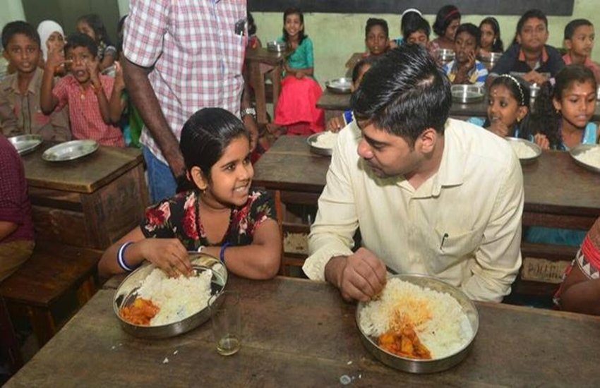 अलाप्पुझा के जिला कलेक्टर एस सुहास ने बच्चों के साथ खाना खाया (फोटो सोर्स- फेसबुक/District Collector Alappuzha)