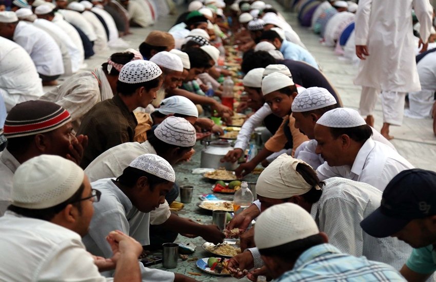 इफ्तार पार्टी के दौरान मुस्लिम (एक्सप्रेस आर्काइव फोटो)