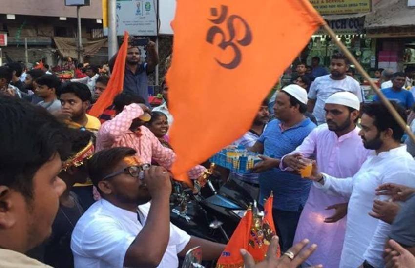 खबर में हिंदू-मुस्लिम एकता के लिए इस तस्वीर का इस्तेमाल सिर्फ प्रतीकात्मक किया गया है।