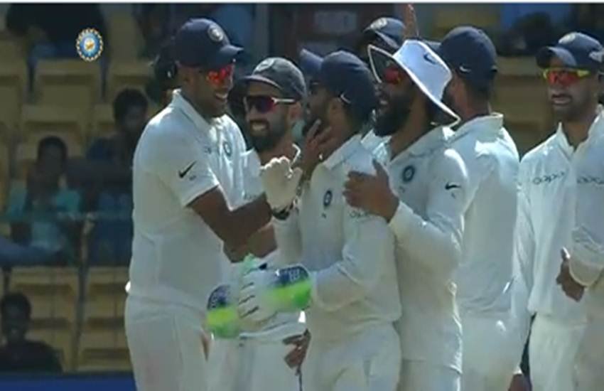 दिनेश कार्तिक को बधाई देते खिलाड़ी। (फोटो सोर्स- स्क्रीनशॉट)