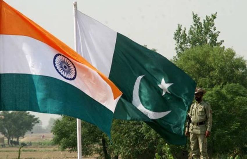 भारत और पाकिस्तान के राष्ट्रीय ध्वज। भारत और पाकिस्तान के राष्ट्रीय ध्वज।