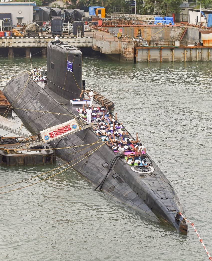 INS सिंधुरत्ना सबरमीन पर योगासन करते इंडियन नेवी के जवान।