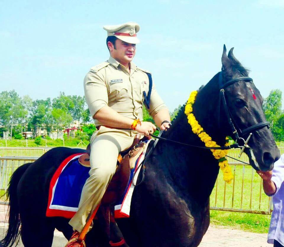 IPS, IPS Sachin Atulkar, SP Ujjain, IPS of Ujjain, Fittest IPS, IPS in GYM, Madhya Pradesh Police, Sachin Atulkar Fans, Girls,