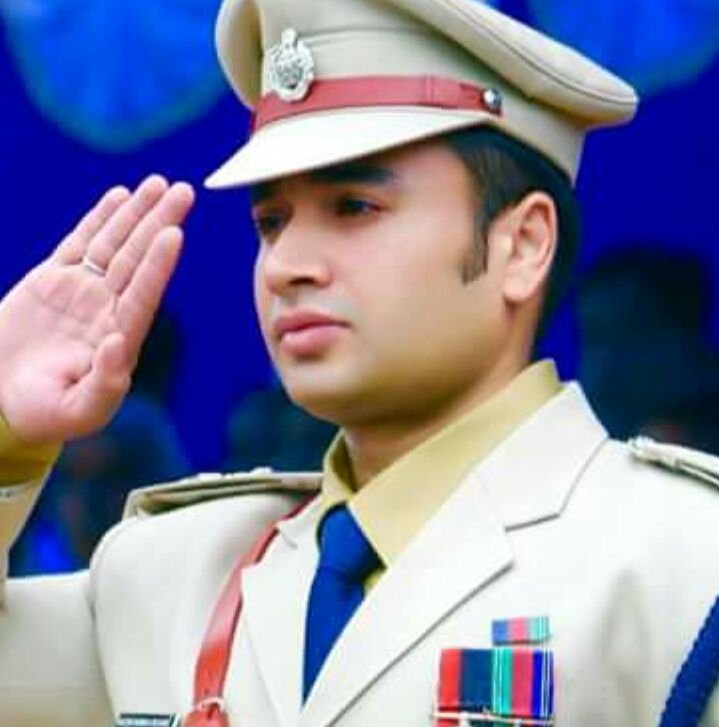 IPS, IPS Sachin Atulkar, SP Ujjain, IPS of Ujjain, Fittest IPS, IPS in GYM, Madhya Pradesh Police, Sachin Atulkar Fans, Girls,