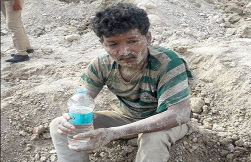 जबलपुर में मिट्टी के भीतर से बेहोशी की हालत में मिला मजदूर। फोटो- फेसबुक