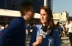 FIFA 2018: लाइव कवरेज के दौरान किस करने आ गया शख्स, महिला रिपोर्टर ने दिया करारा जवाब