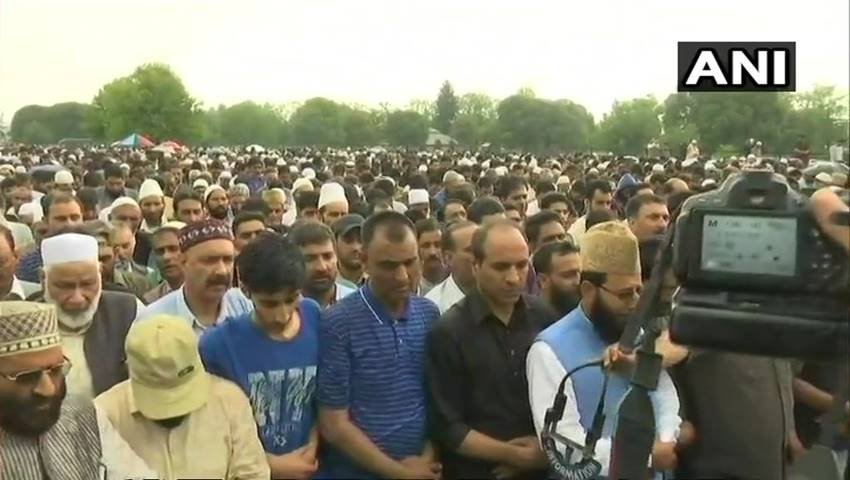 mohammad kaif, tweet, sacrifice, army man, aurangzeb, people, reacts, twitter,Shujaat Bukhari, editor Shujaat Bukhari, rising Kashmir, Pakistan, UN report on Kashmir, UN report, former Jammu Kashmir cm omar abdullah, Hindi news, News in Hindi, Jansatta"