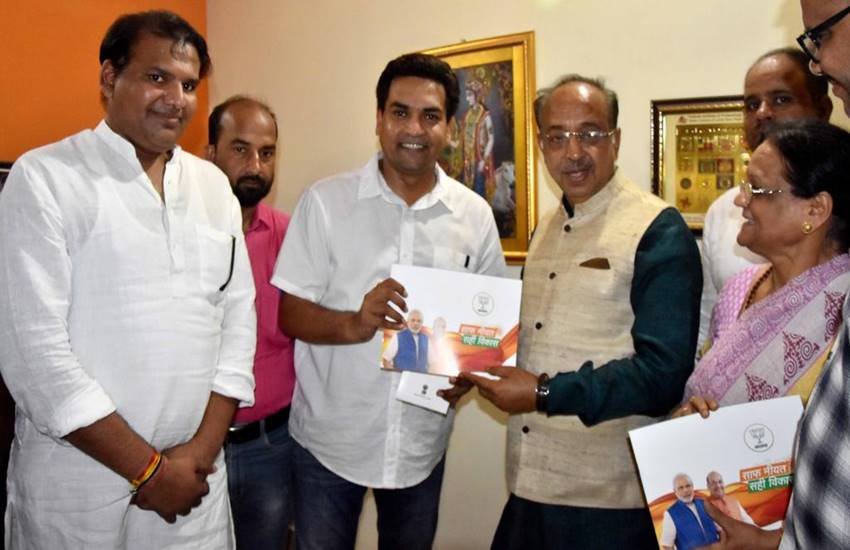 kapil mishra, former aap minister kapil mishra, vijay goel, vijay goel meets kapil mishra, delhi bjp, manoj tiwary, delhi news, bjp news, news in Hindi, jansatta