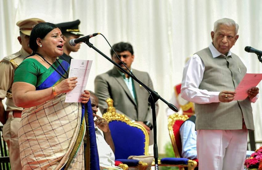 कर्नाटक की एकमात्र महिला मंत्री जयमाला को मंत्री पद की शपथ दिलाते राज्यपाल वजुभाई वाला। (फोटो सोर्स: पीटीआई)