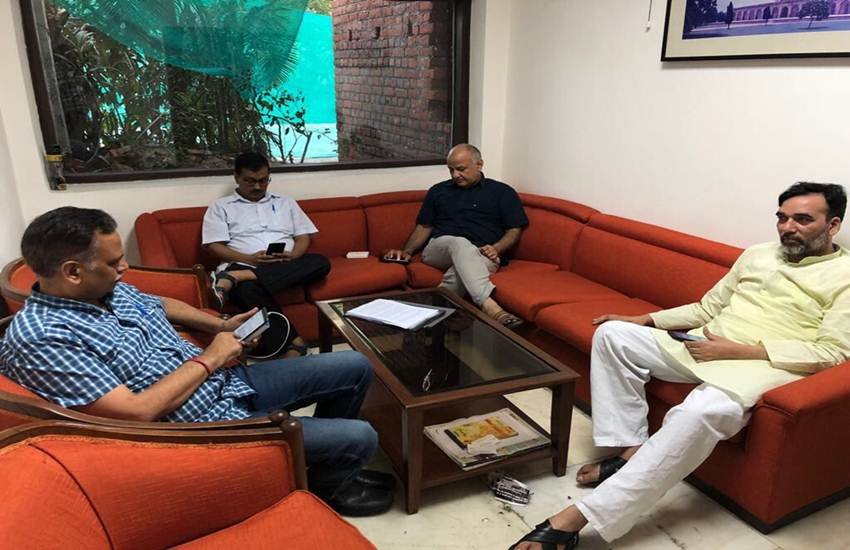 उपराज्‍यपाल अनिल बैजल के आवास पर धरने पर बैठे सीएम अरविंद केजरीवाल। (फोटो सोर्स: टि्वटर)