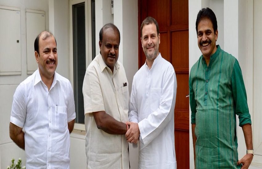 कांग्रेस अध्यक्ष राहुल गांधी से मिलते कर्नाटक सीएम कुमरस्वामी। साथ में जेडीएस नेता दानिश अली और कांग्रेस प्रभारी केसी वेणुगोपाल। (फोटो- ANI)