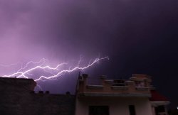 मध्‍य प्रदेश के मौसम विभाग की सलाह- आसमानी बिजली से बचना है तो मोबाइल इस्‍तेमाल न करें