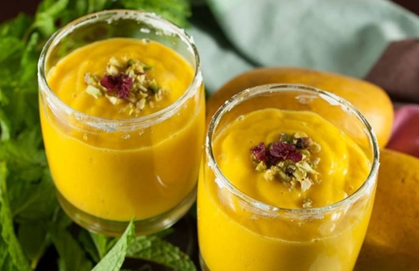 आयुर्वेद की मानें तो फलों और दूध का मिश्रण सेहत के लिए सही नहीं होता।