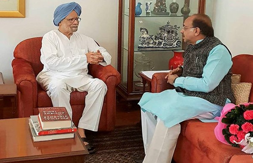 केंद्रीय मंत्री विजय गोयल ने पूर्व पीएम मनमोहन सिंह से मुलाकात की। (फोटो सोर्स- पीटीआई)