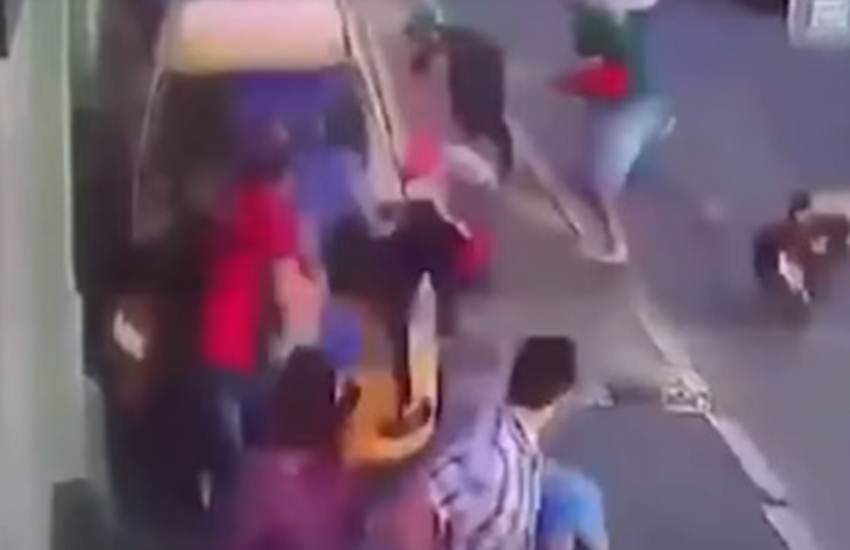 फुटबॉल फैन्स पर चढ़ी कार। (स्क्रीनशॉट)