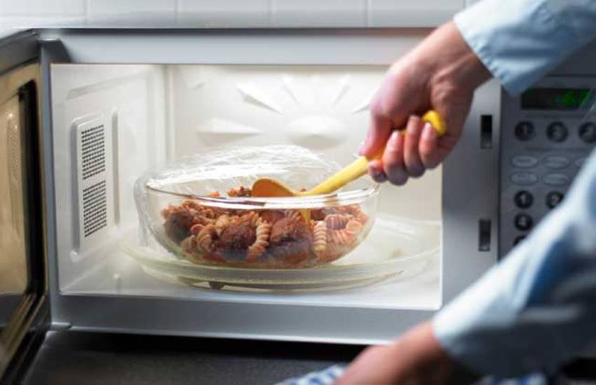 माइक्रोवेव में खाना गर्म करने से यह प्राकृतिक पोषक तत्वों को नष्ट कर देता है।