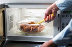 खाने के पोषक तत्वों को नष्ट कर देता है माइक्रोवेव, कोलेस्ट्रॉल भी बढ़ाते हैं ऐसे फूड्स