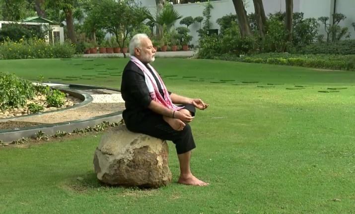 narendra modi, virat kohli, narendra modi fitness video, narendra modi fitness challenge, virat kohli fitness challenge to narendra modi, narendra modi yoga poses,