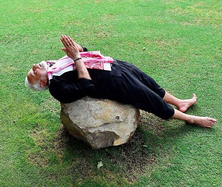 narendra modi, virat kohli, narendra modi fitness video, narendra modi fitness challenge, virat kohli fitness challenge to narendra modi, narendra modi yoga poses,