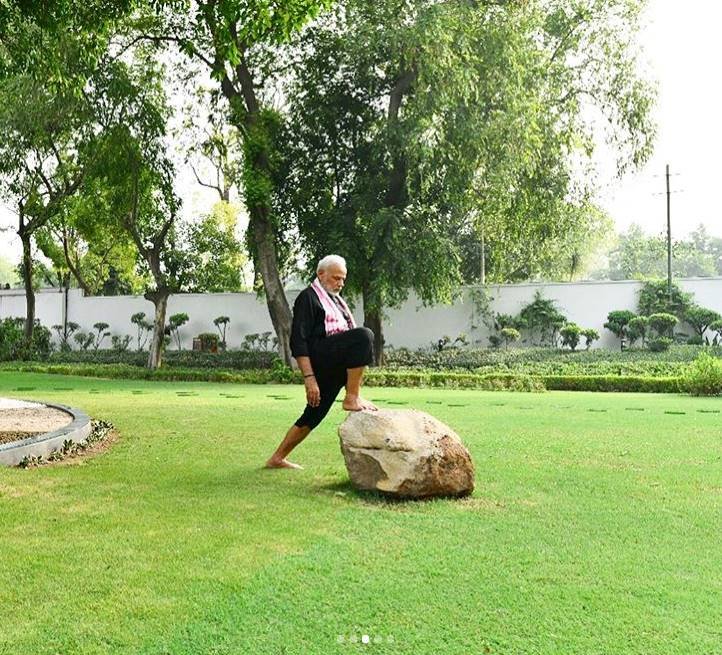 narendra modi, virat kohli, narendra modi fitness video, narendra modi fitness challenge, virat kohli fitness challenge to narendra modi, narendra modi yoga poses,