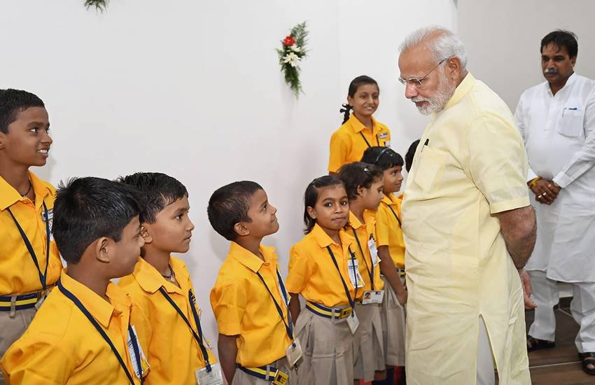  प्रधानमंत्री नरेंद्र मोदी ने आज यहां स्कूली बच्चों से उनके पढ़ने, खेलने के तरीकों पर बातचीत की और उन्हें बड़े होकर बड़ा काम करने की सलाह भी दी। (Photo-PTI)