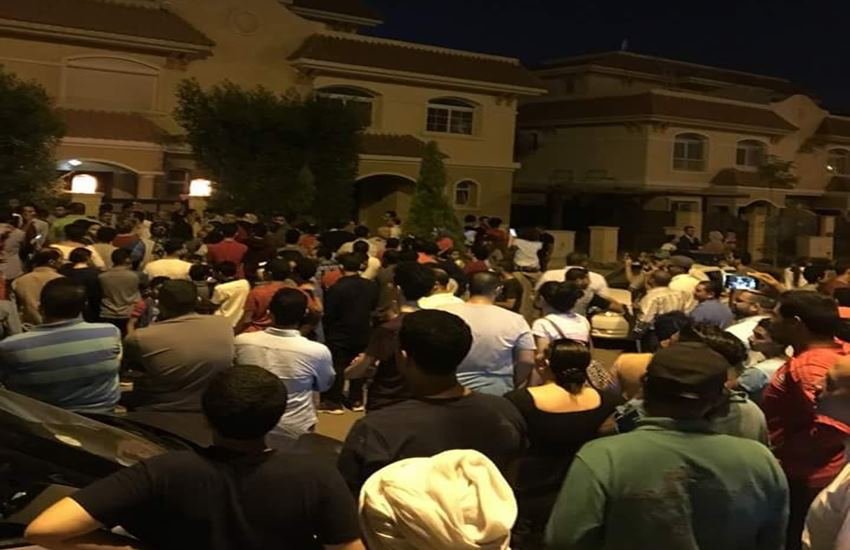 मोहम्मद सलाह के घर जुटे प्रशंसक। (फोटो सोर्स- ट्विटर)